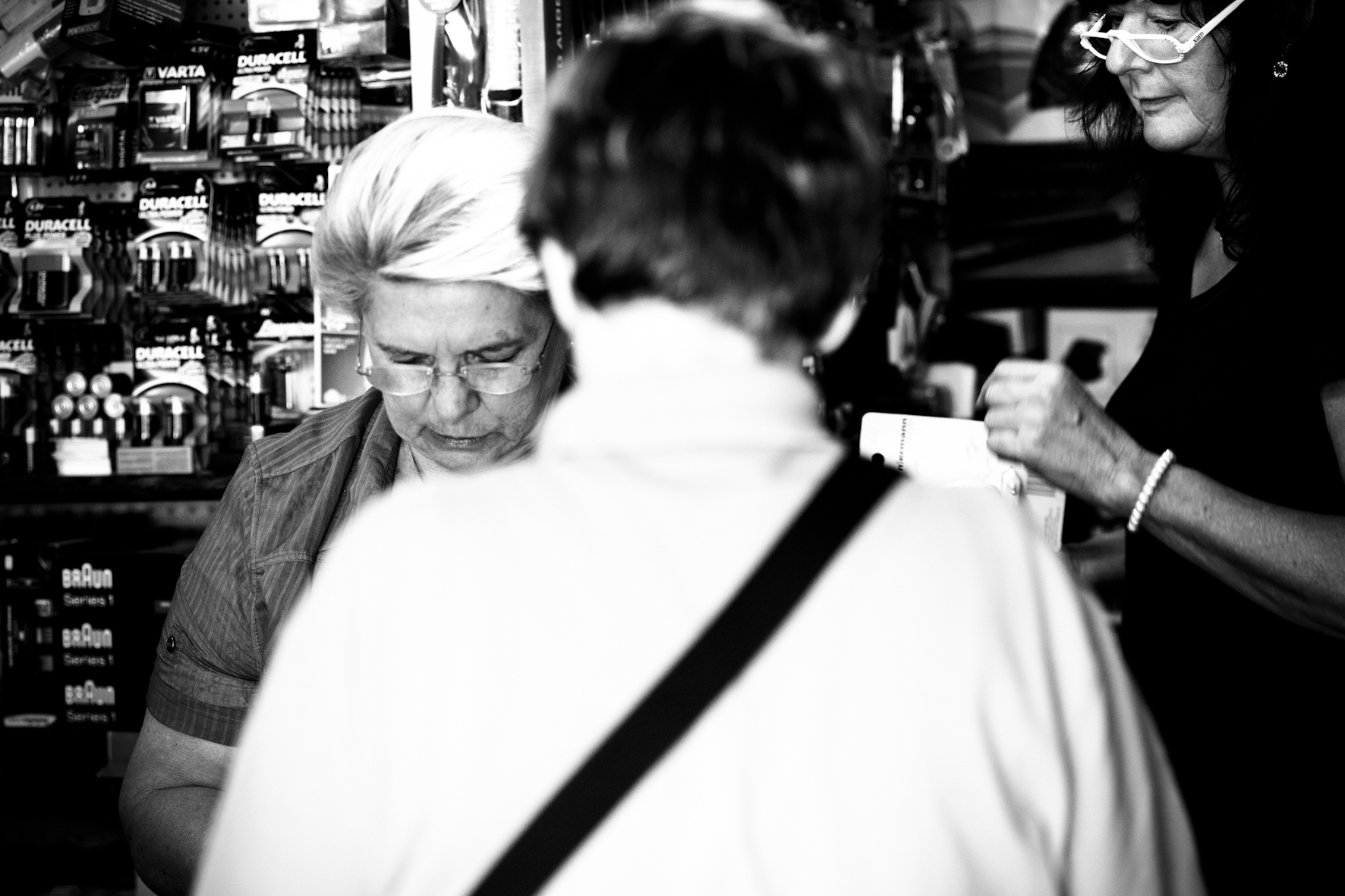 Frau Oswald bedient