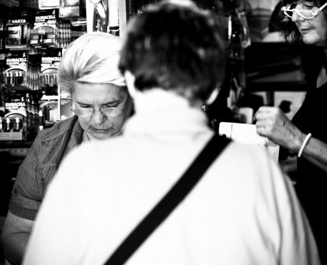 Frau Oswald bedient